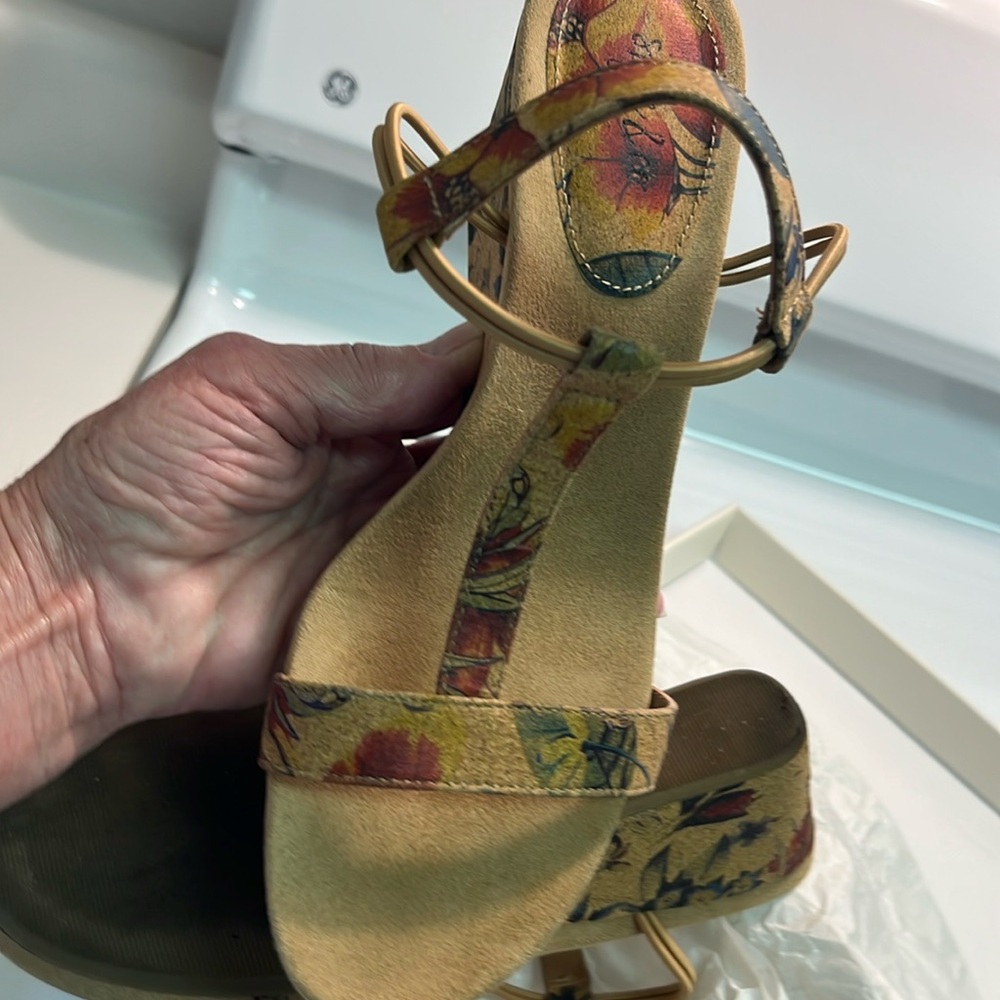 2&1/2 cork wedge sandals with mobile elastic strap for comfort Size 7&1/2 M - Picture 8 of 14